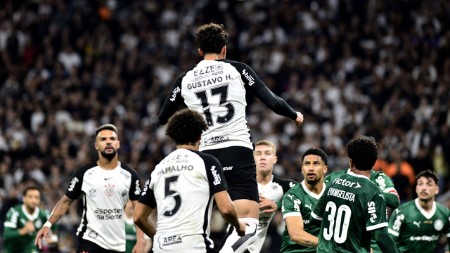 Gustavo Henrique, do Corinthians, subindo para cabecear no gol contra o Palmeiras