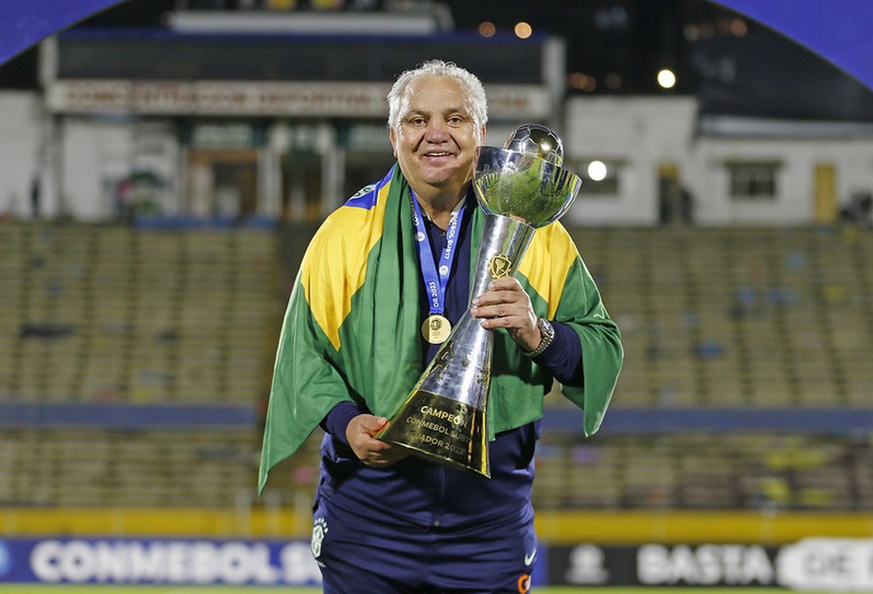 Coordenador das seleções de base, Branco exibiu troféu do Sul-Americano Sub-17 em 2023 — Foto: Rafael Ribeiro / CBF