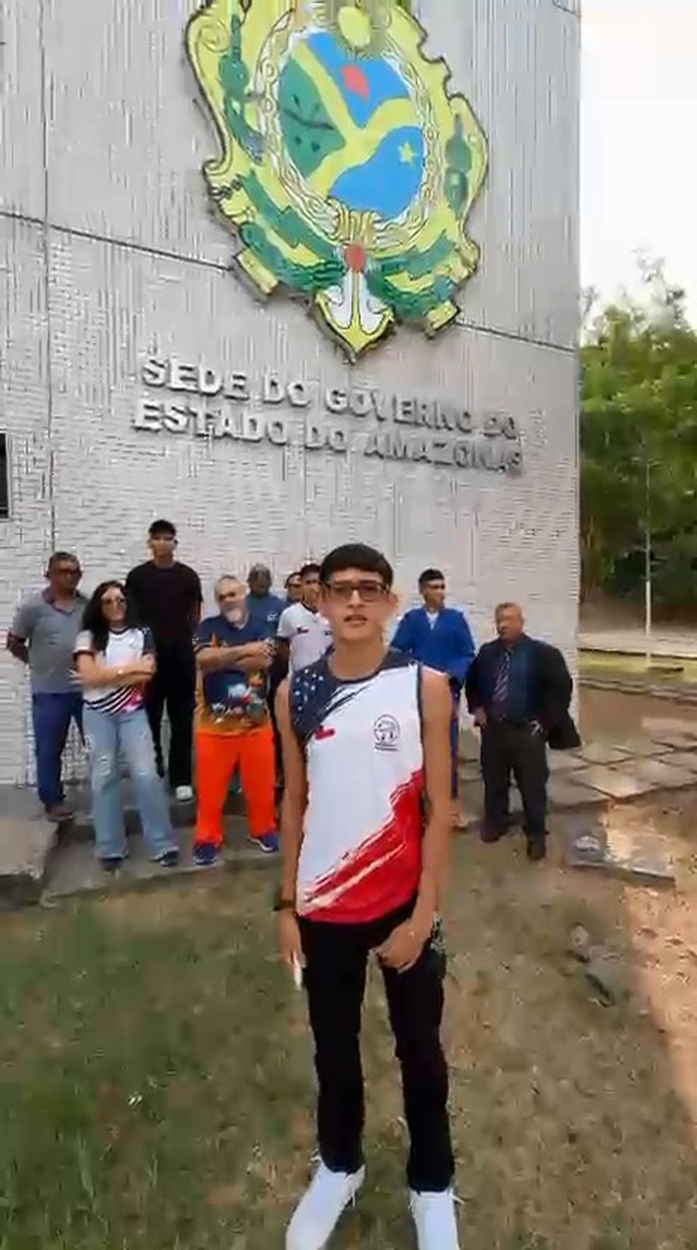 Estudantes foram at&eacute; a frente da sede do governo &mdash; Foto: Divulga&ccedil;&atilde;o