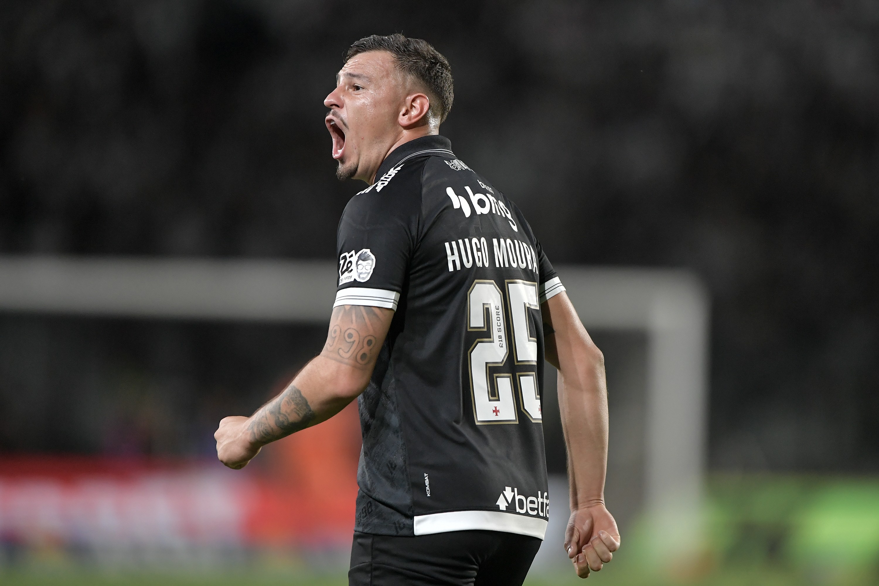 De volante ou zagueiro, Hugo Moura joga todas no Vasco e fica perto de seu recorde na carreira