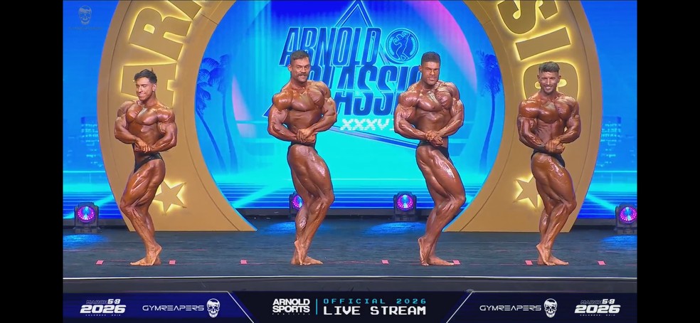 Matheus Menegate e Wesley Vissers no centro do palco nas comparações do Arnold Classic Ohio — Foto: Reprodução