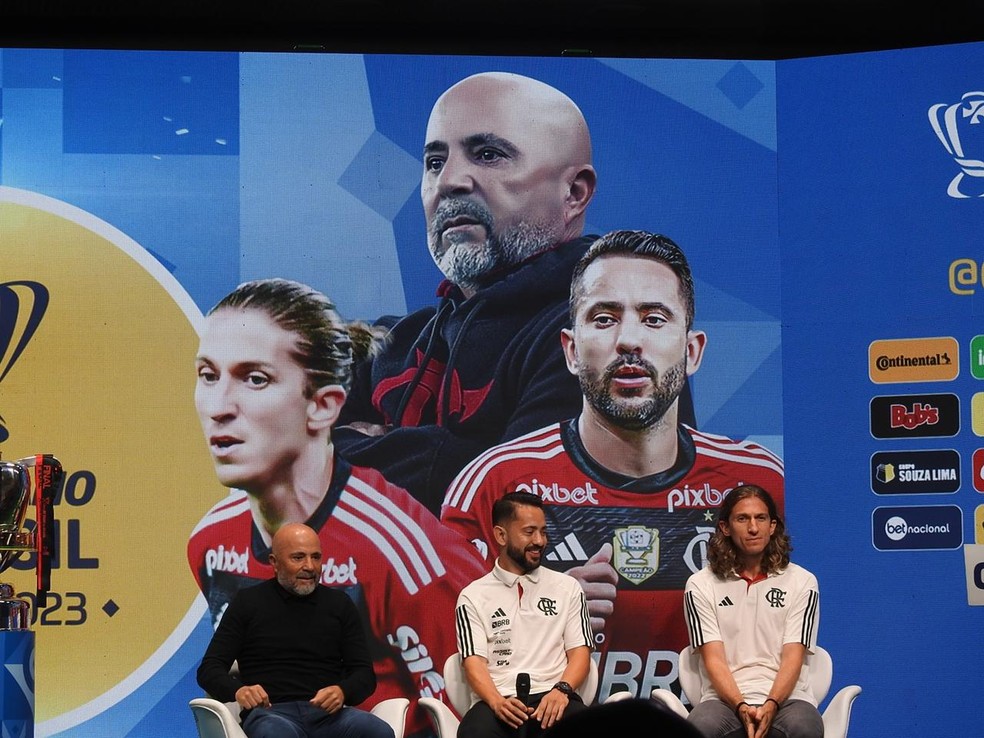 Sampaoli, Everton Ribeiro e Filipe Luis no sorteio da final da Copa do Brasil — Foto: Fred Gomes