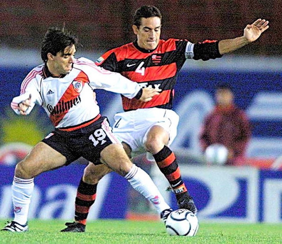 Gamarra em ação pelo Flamengo contra o River Plate em 2000 — Foto: FABIAN GREDILLAS / APF