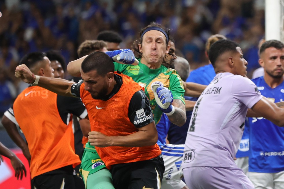 Briga em Cruzeiro x Atlético-MG — Foto: Gilson Lobo/AGIF