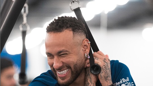 Neymar mostra empolgação e faromaxx poker club são paulogolmaxx poker club são pauloreapresentação ao Al-Hilal