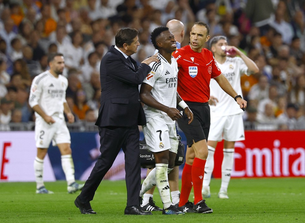 Vini Jr. Vinicius Junior é substituído com dores em Real Madrid x Villarreal — Foto: Susana Vera/Reuters