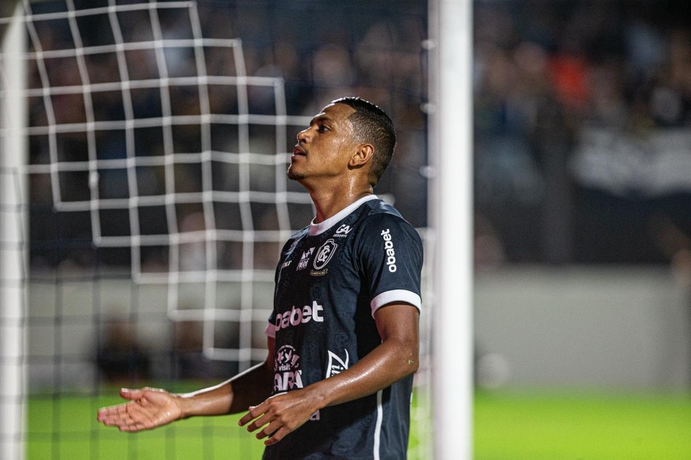 Pedro Rocha comemora gol pelo Remo