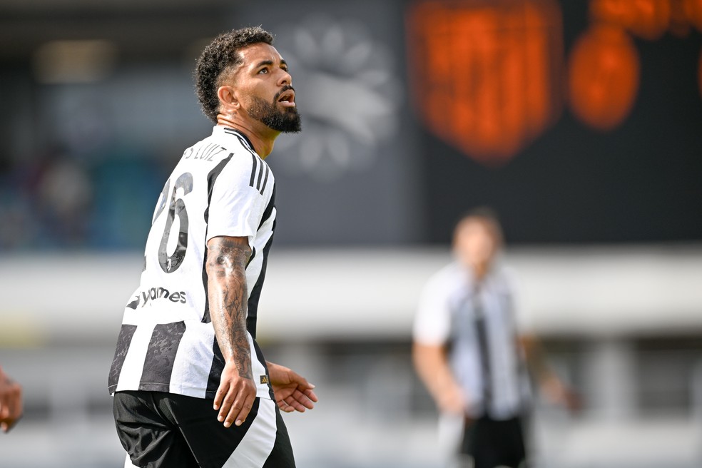 Douglas Luiz em ação com a camisa da Juventus, no amistoso contra o Atlético de Madrid — Foto: Getty Images