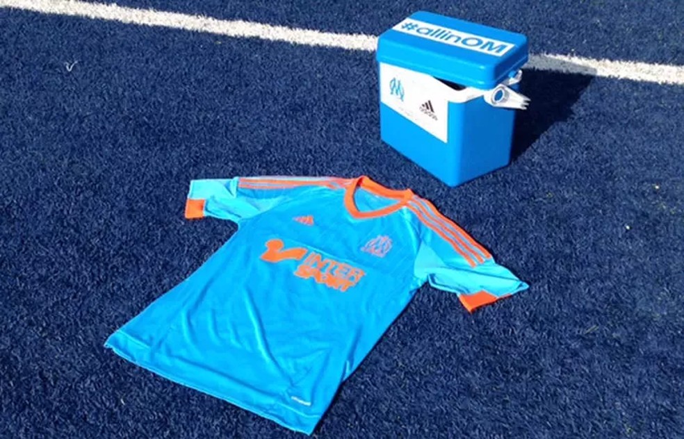Em 2014, Olympique usou caixa térmica para divulgar nova camisa — Foto: Divulgação/ Olympique