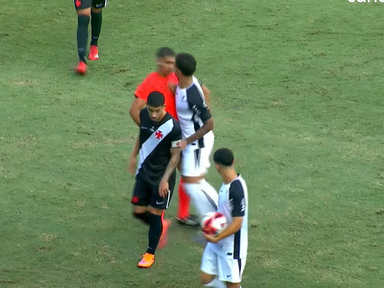 Jogador do Corinthians agride árbitro após expulsão em jogo do Brasileirão Sub-20