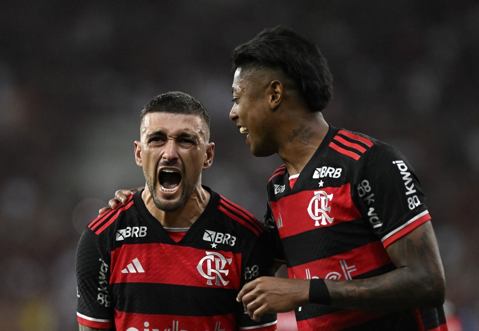 Arrascaeta e Bruno Henrique comemoram gol em Flamengo x Bahia — Foto: André Durão / ge