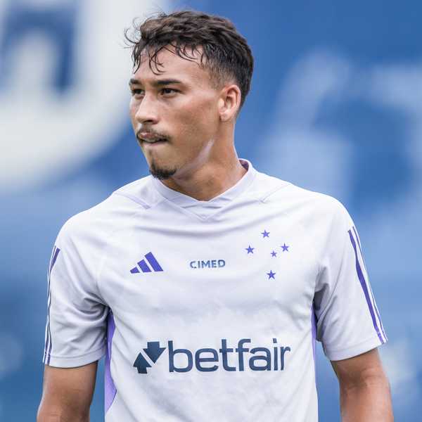 Destaque de Larcamón no Cruzeiro: Futebol Moderno de Japa e Jogador Internacional.