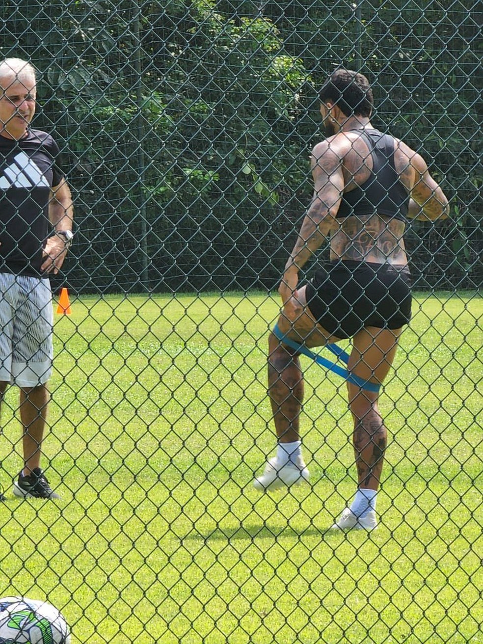 Gabigol, do Flamengo, treinando em seu condomínio com Fábio Mahseredjian