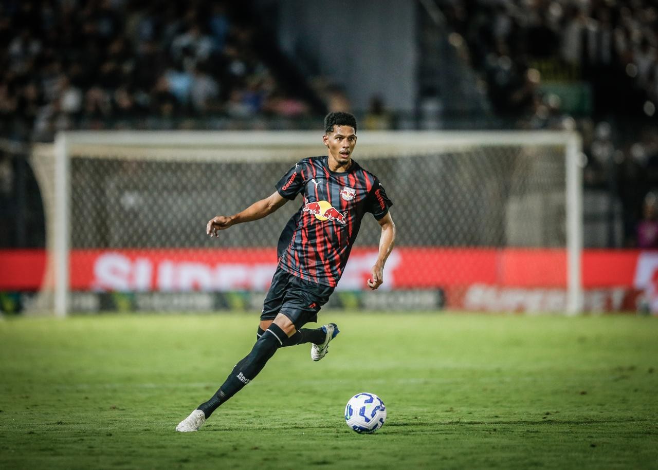 Jogadores do Bragantino treinando na concentração antes do jogo contra o Botafogo