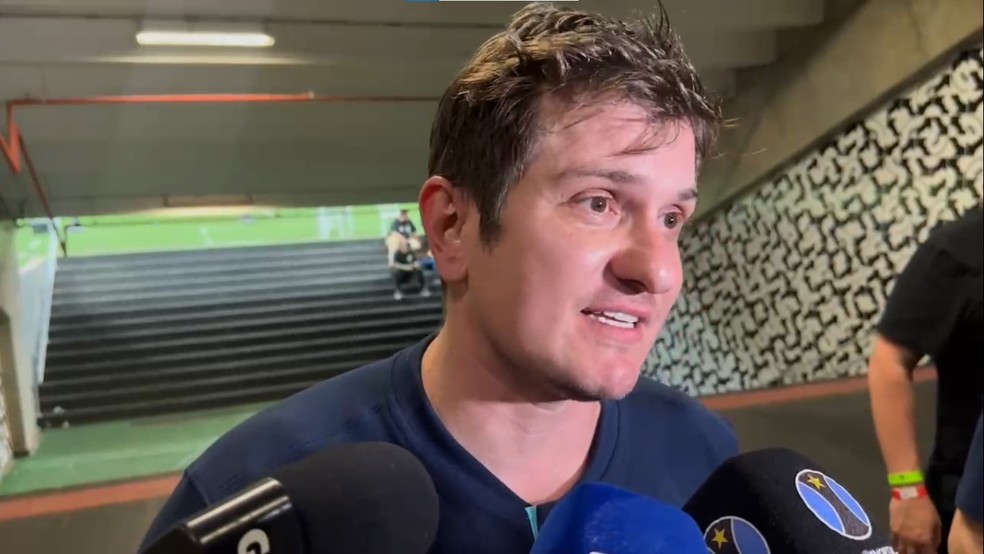Vice de futebol do Grêmio Antônio Brum criticou arbitragem e Vitinho — Foto: Mateus Trindade/RBS TV