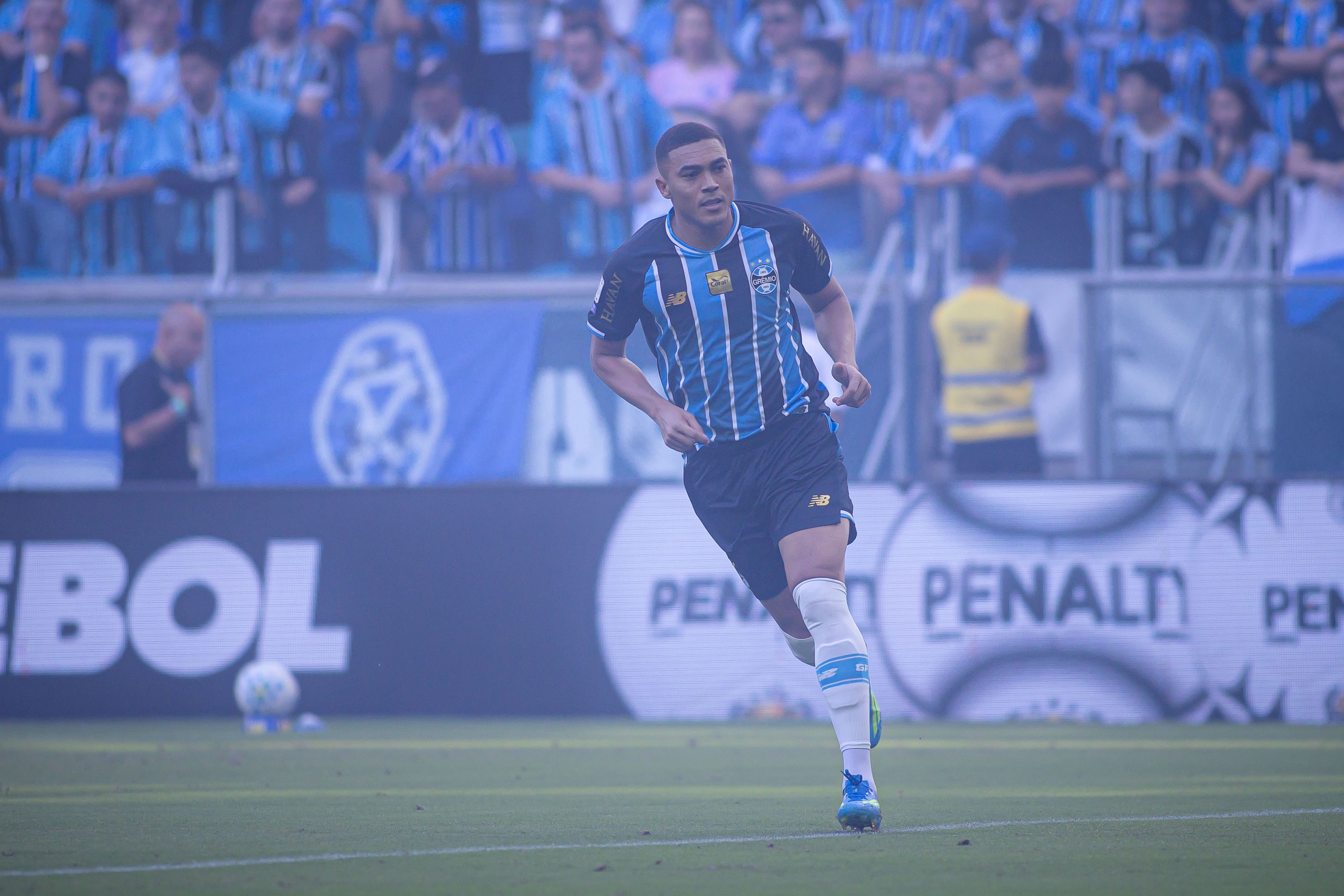 Grêmio tem três gols anulados por impedimento em vitória sobre o Coritiba; veja os lances