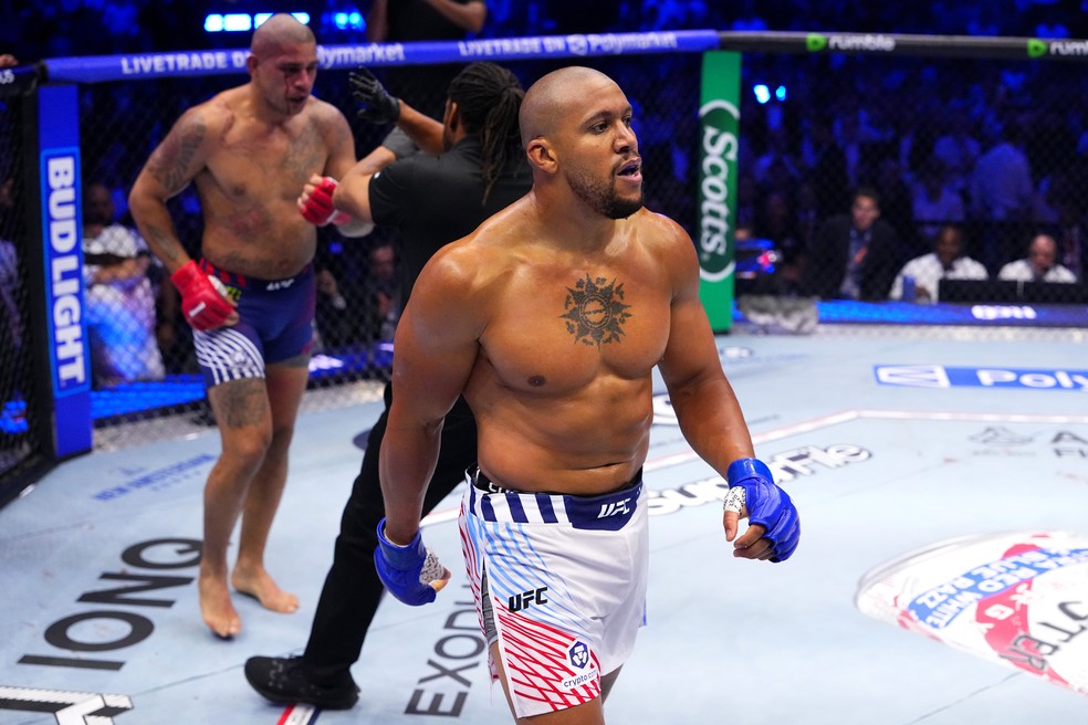 Ciryl Gane venceu Alex Poatan por nocaute técnico no segundo round — Foto: Jeff Bottari/Zuffa LLC