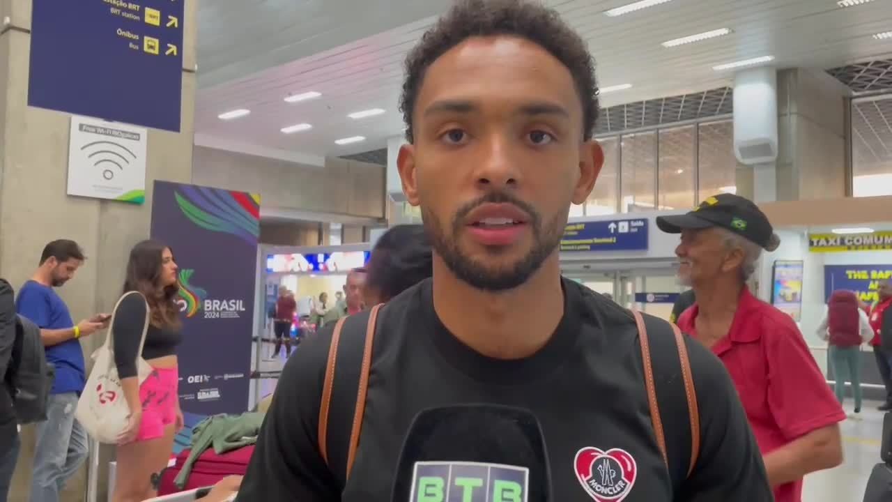 Vitinho chega ao Rio para se apresentar ao Botafogo: 'Espero ganhar muitos títulos'