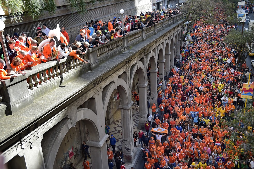 Caminho do gol: torcedores na Orange Square durante a Copa de 2014