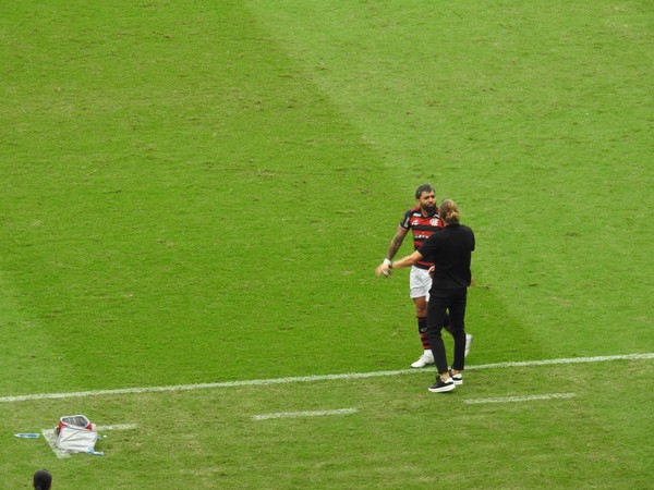 Gabigol e Filipe Luís comemoram gol depois de discutirem em campo — Foto: Fred Gomes