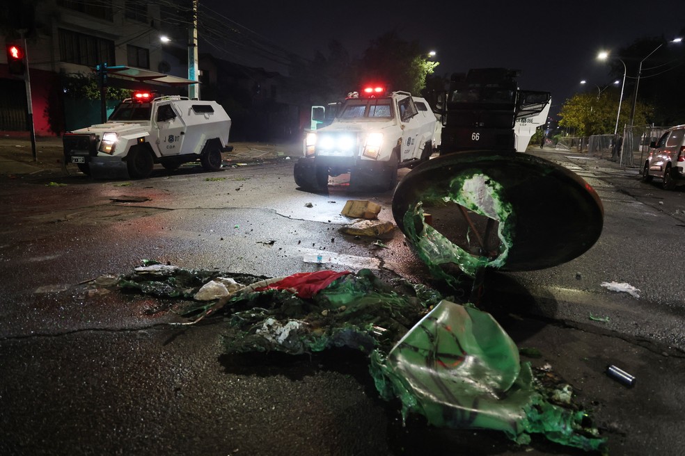 Destruição no lado de fora do Monumental Colo Colo x Fortaleza — Foto: AFP