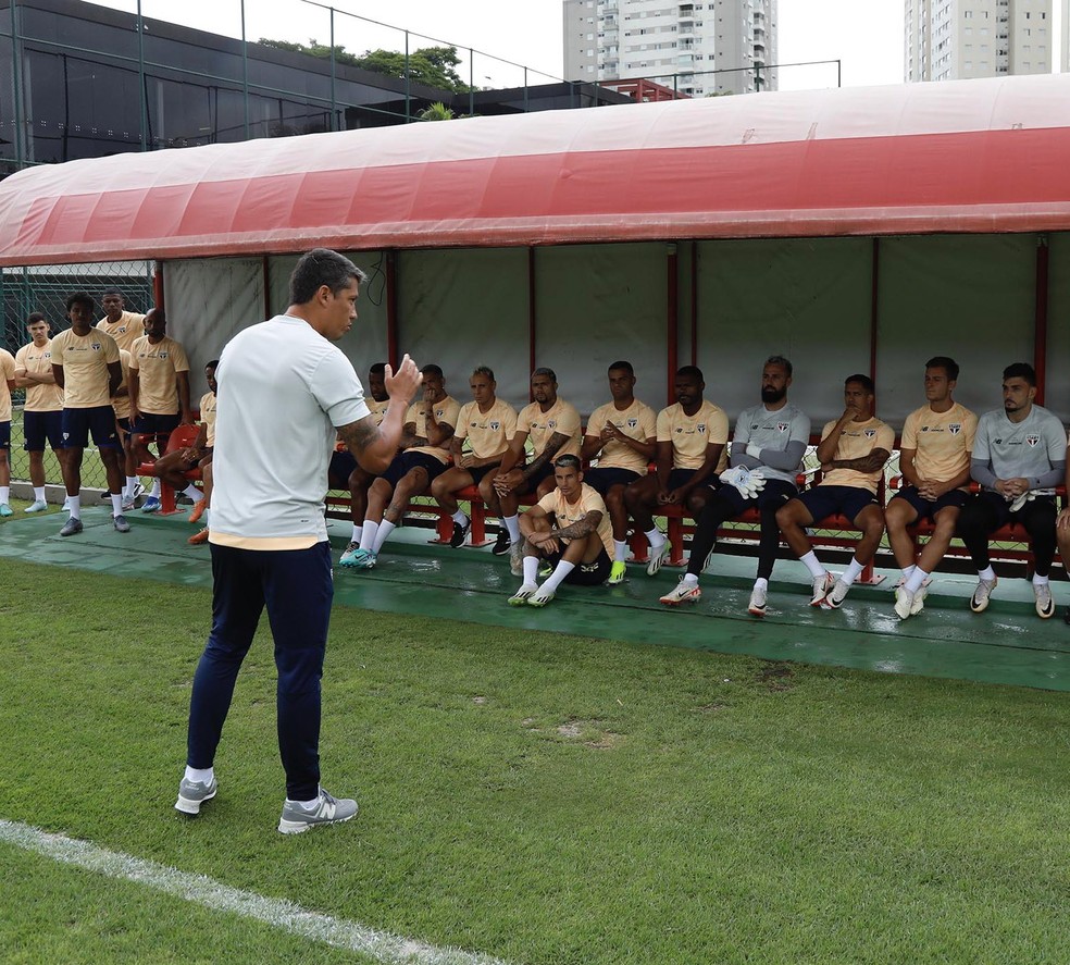 Thiago Carpini conversa com o elenco do São Paulo em seu primeiro treino — Foto: Rubens Chiri/saopaulofc.net