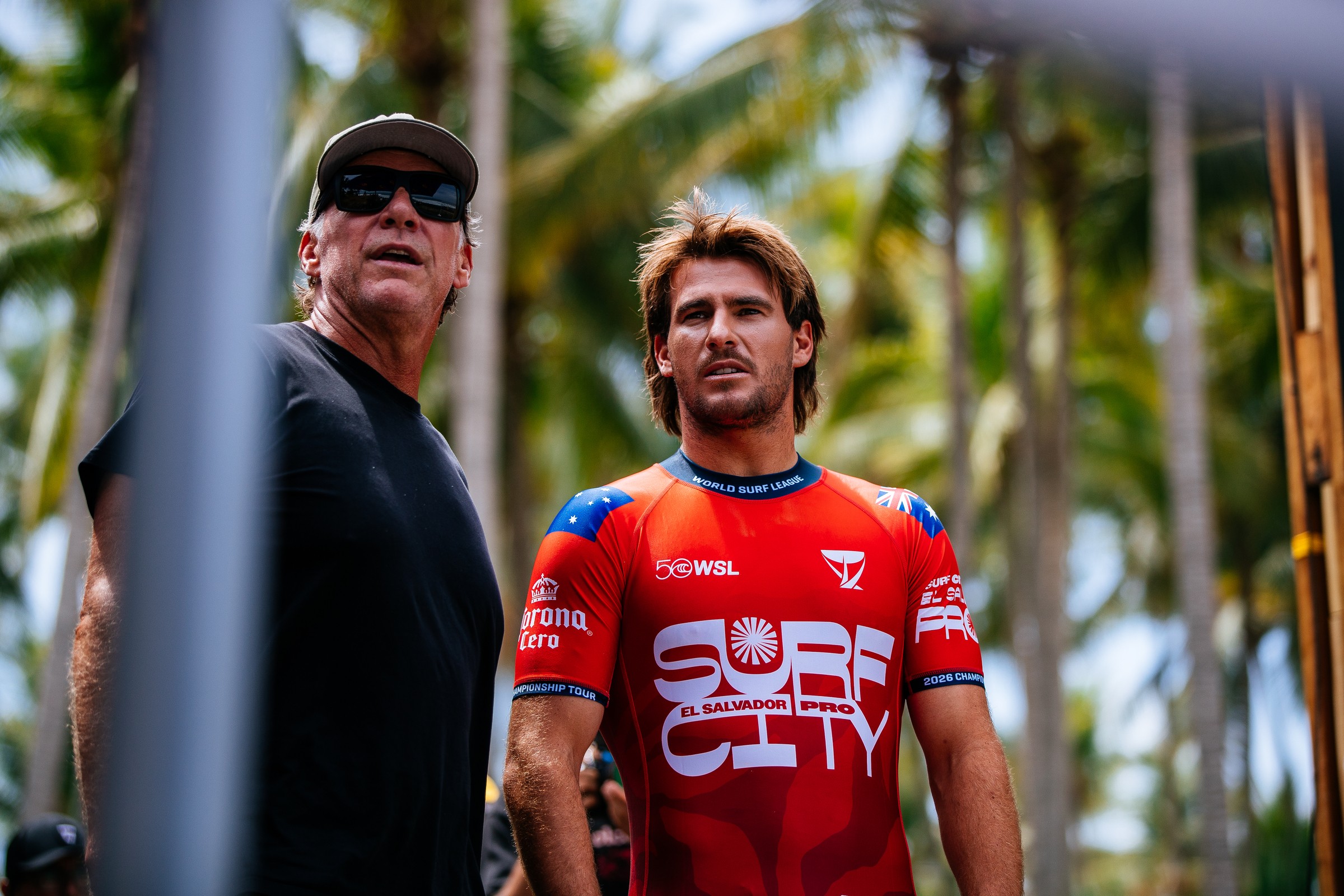Rival de Medina, australiano é expulso do mar por pegar mesma onda de surfista local; veja