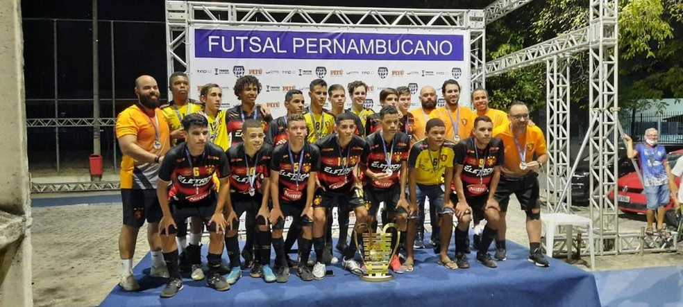 Pedro Lima (o quarto, em pé, da esquerda para a direita) campeão pelo futsal do Sport — Foto: Arquivo Pessoal