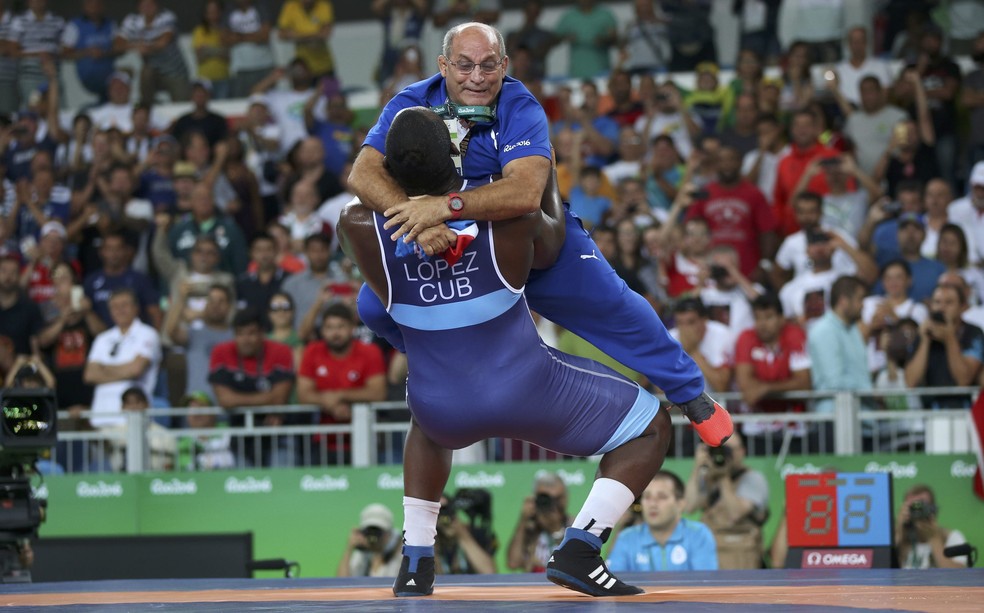 Atletas da luta olímpica se preparam para competição no Rio