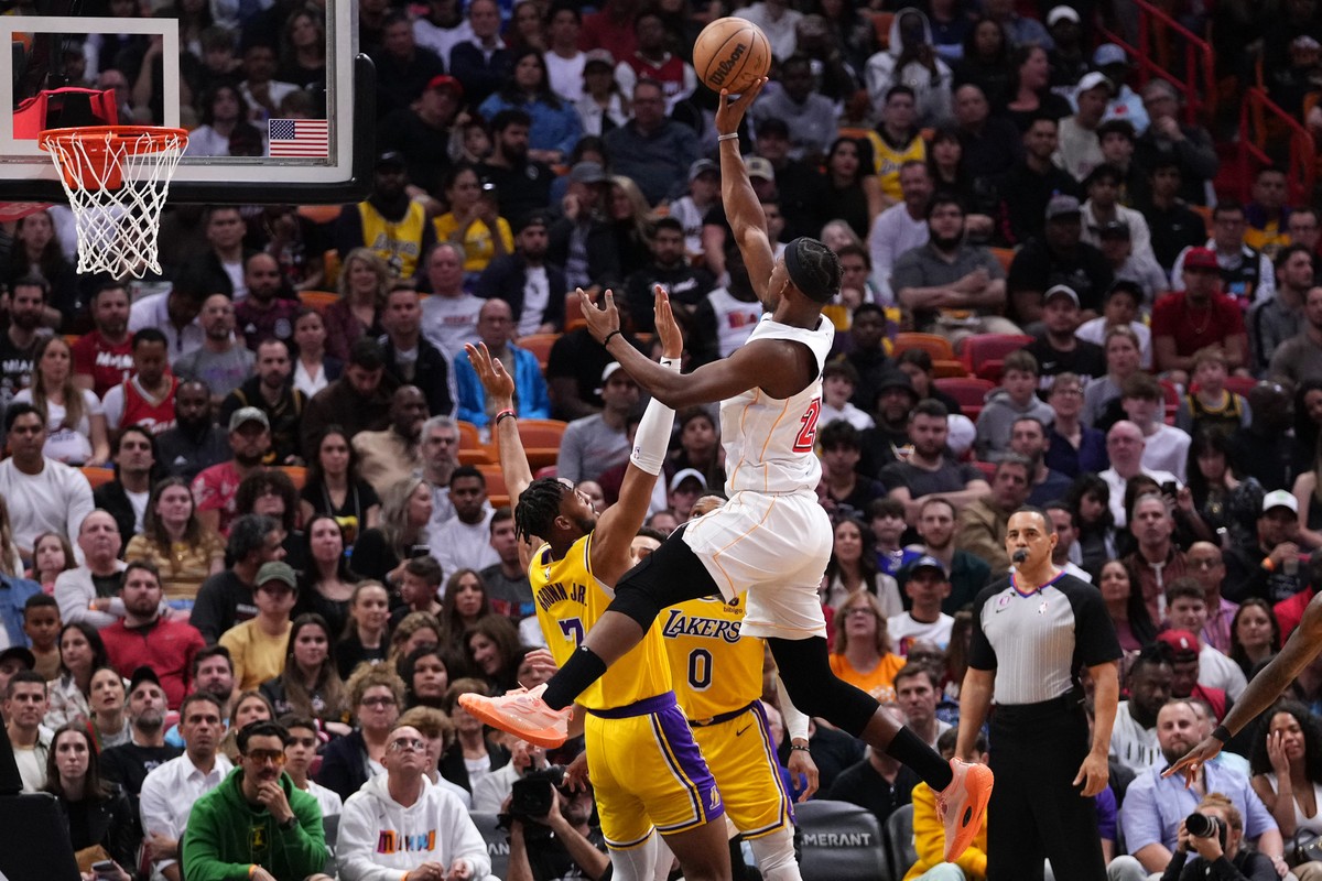 Band - Hoje tem mais um jogo emocionante da @nba entre Los Angeles