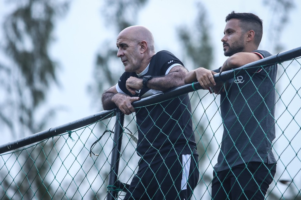 Técnico Itamar Schülle em treino do Santa Cruz  — Foto: Evelyn Victoria / SCFC
