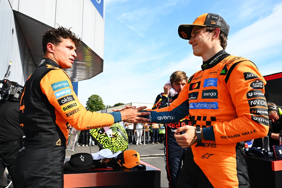 Lando Norris e Oscar Piastri se cumprimentam após o GP da Itália, em Monza — Foto: Mark Sutton/F1 via Getty Images
