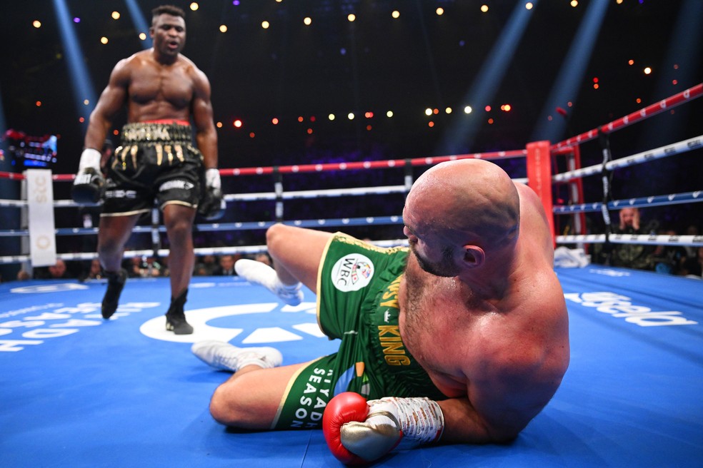 Francis Ngannou leva Tyson Fury a knockdown — Foto: Justin Setterfield/Getty Images