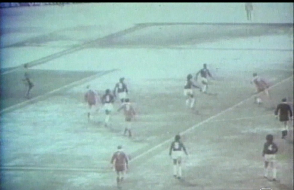 Memórias de um Gigante: Imagem do jogo entre Cruzeiro e Bayern de Munique — Foto: Reprodução / TV Globo Minas
