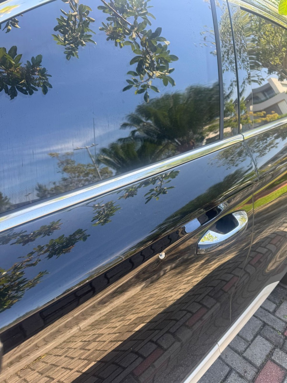 Carro de Rossi, do Flamengo, após ser alvo de tiros — Foto: Divulgação