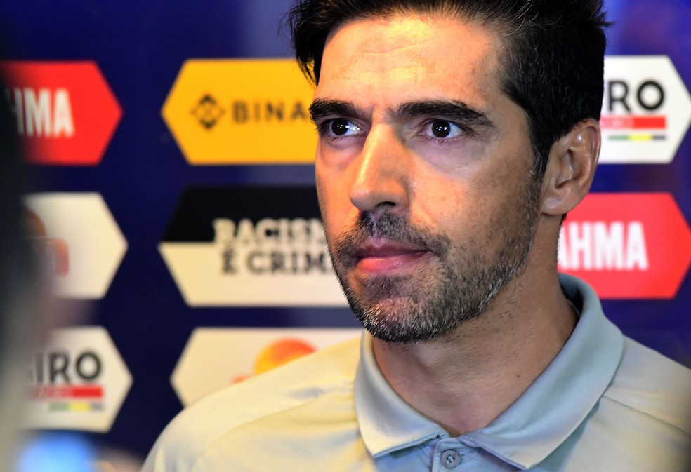 Abel Ferreira dá entrevista antes de Palmeiras x Fluminense — Foto: Marcos Ribolli