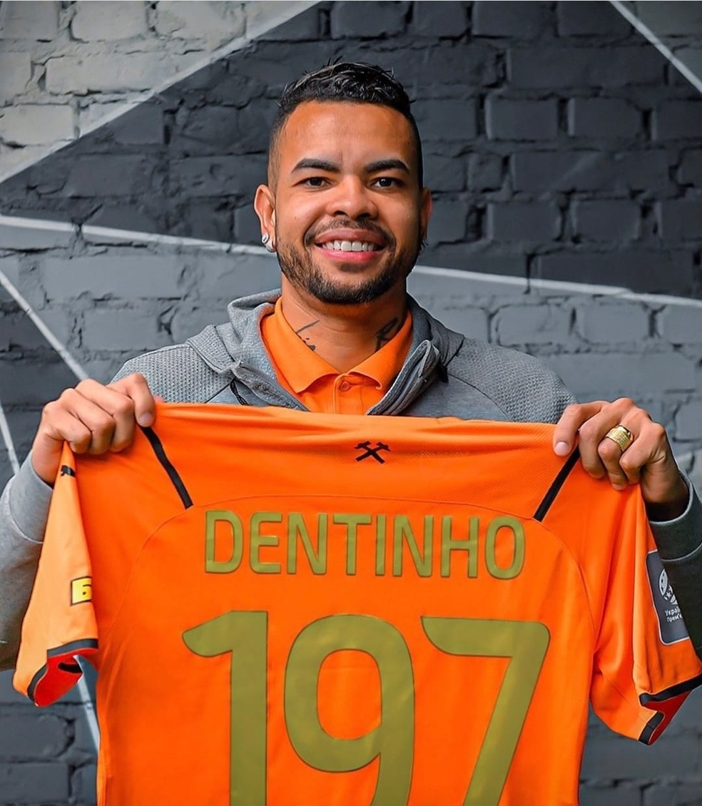 Qual o valor do salário do jogador Dentinho?