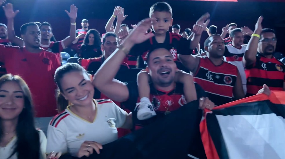 Torcida do Flamengo fecha cinema e monta "arquibancada" para assistir filme sobre Zico — Foto: Josiel Martins/Rede Clube