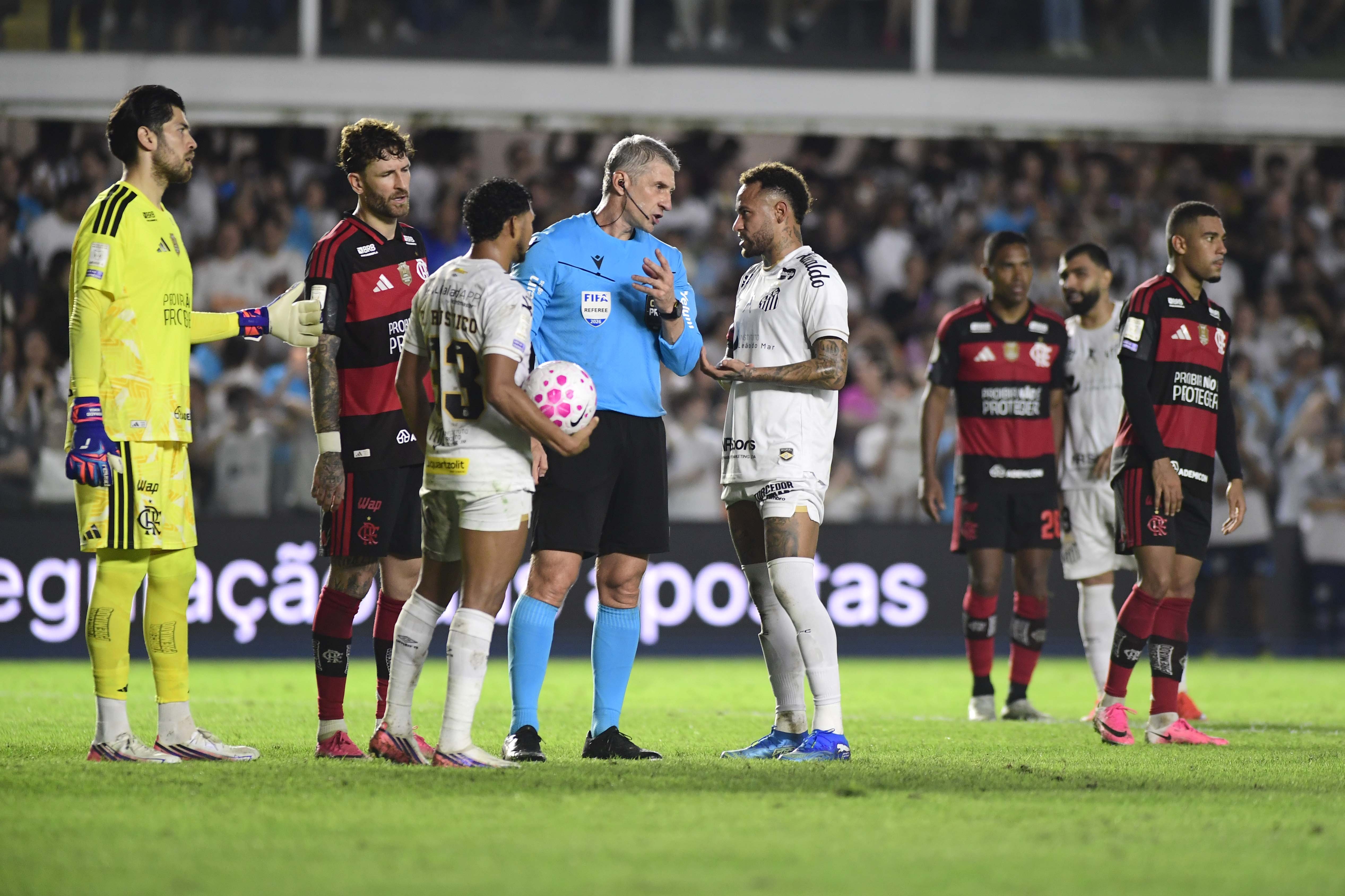 Flamengo empata com o Santos após confusão e vê vantagem cair no Brasileirão