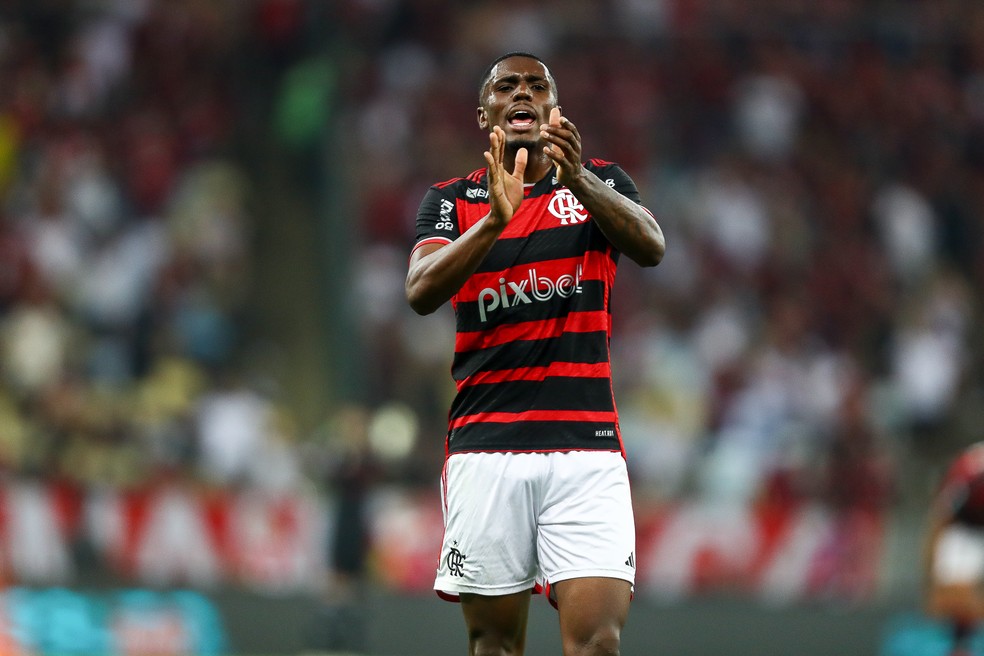 Evertton Araújo aplaudiu a torcida e foi muito aplaudido em Flamengo x Bahia — Foto: Gilvan de Souza/Flamengo