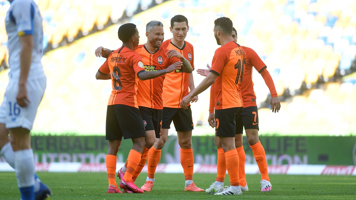 Com gols brasileiros, Shakhtar vence o Dínamo de Kiev na volta ao ...