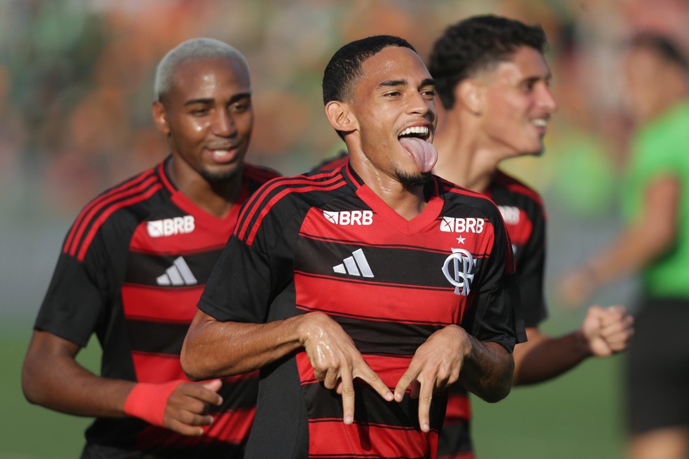 Gusttavo comemora gol em goleada do Flamengo sobre o Leverkusen — Foto: Gilvan de Souza/Flamengo