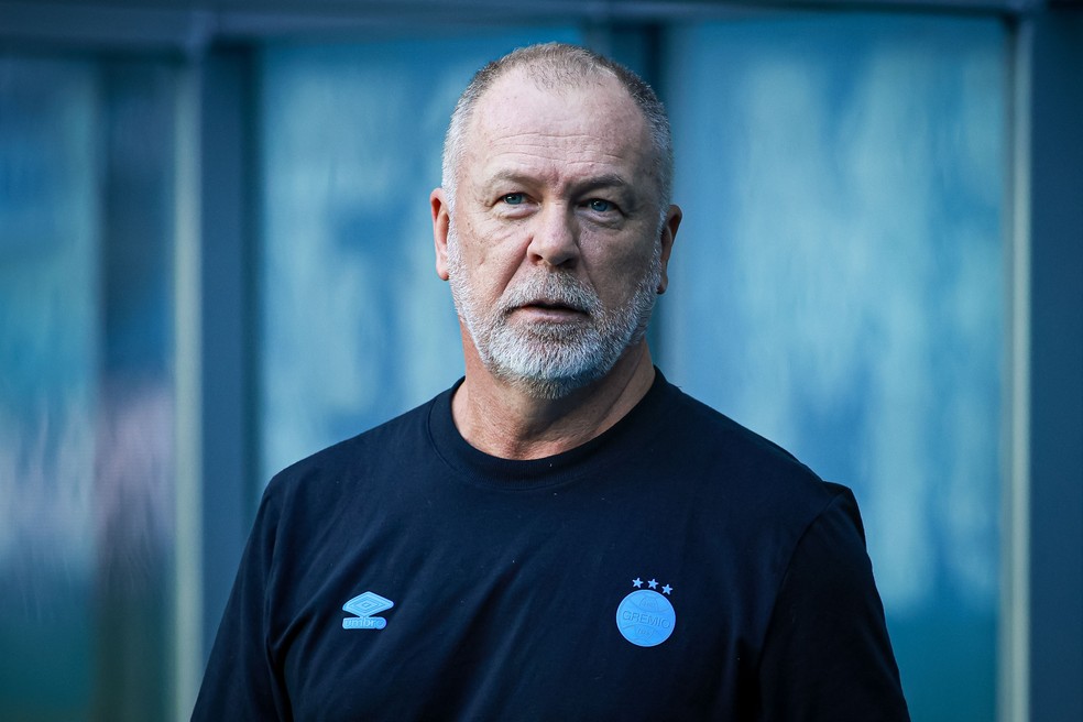 Mano Menezes, técnico do Grêmio, na partida contra o Santos — Foto: Maxi Franzoi/AGIF