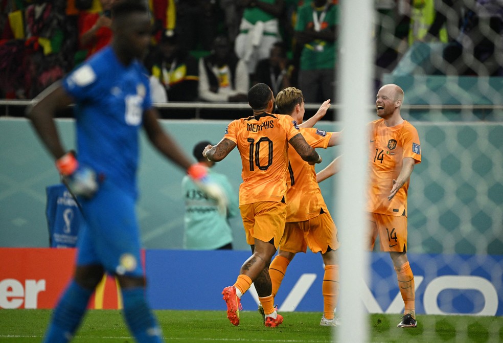 Memphis Depay, camisa 10 da Holanda, indo comemorar gol diante do Senegal — Foto: REUTERS/Dylan Martinez