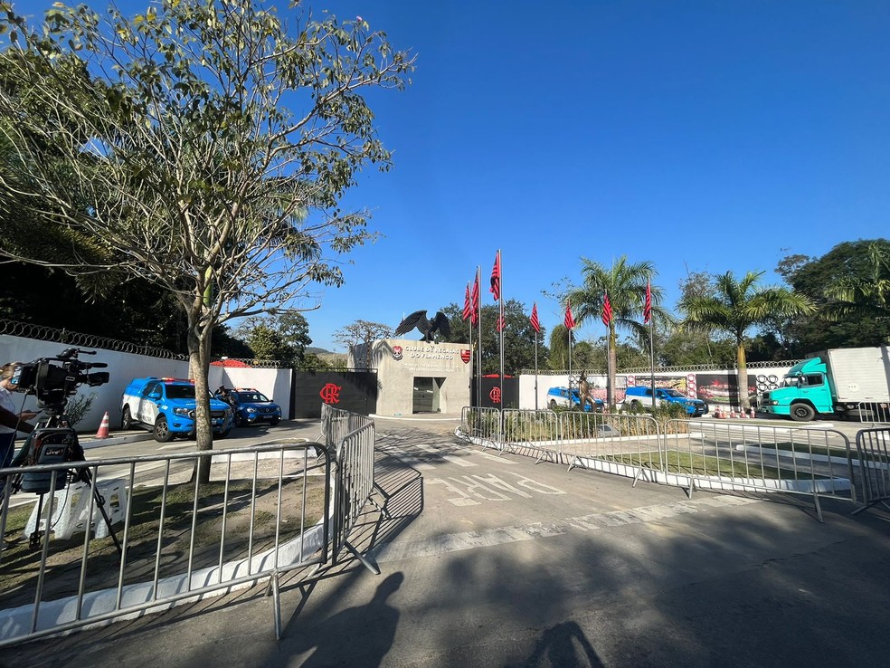 Policiamento ao redor do CT do Ninho do Urubu — Foto: Gabriel Andrade