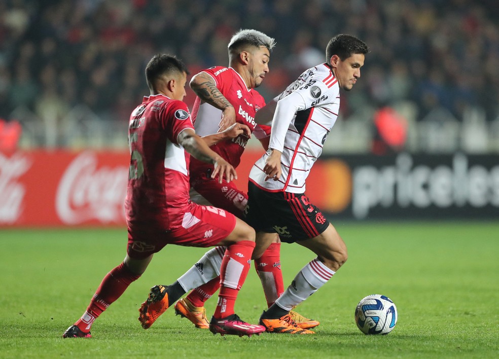Pedro perdeu grande chance aos 49 minutos do segundo tempo &mdash; Foto: Ivan Alvarado/Reuters