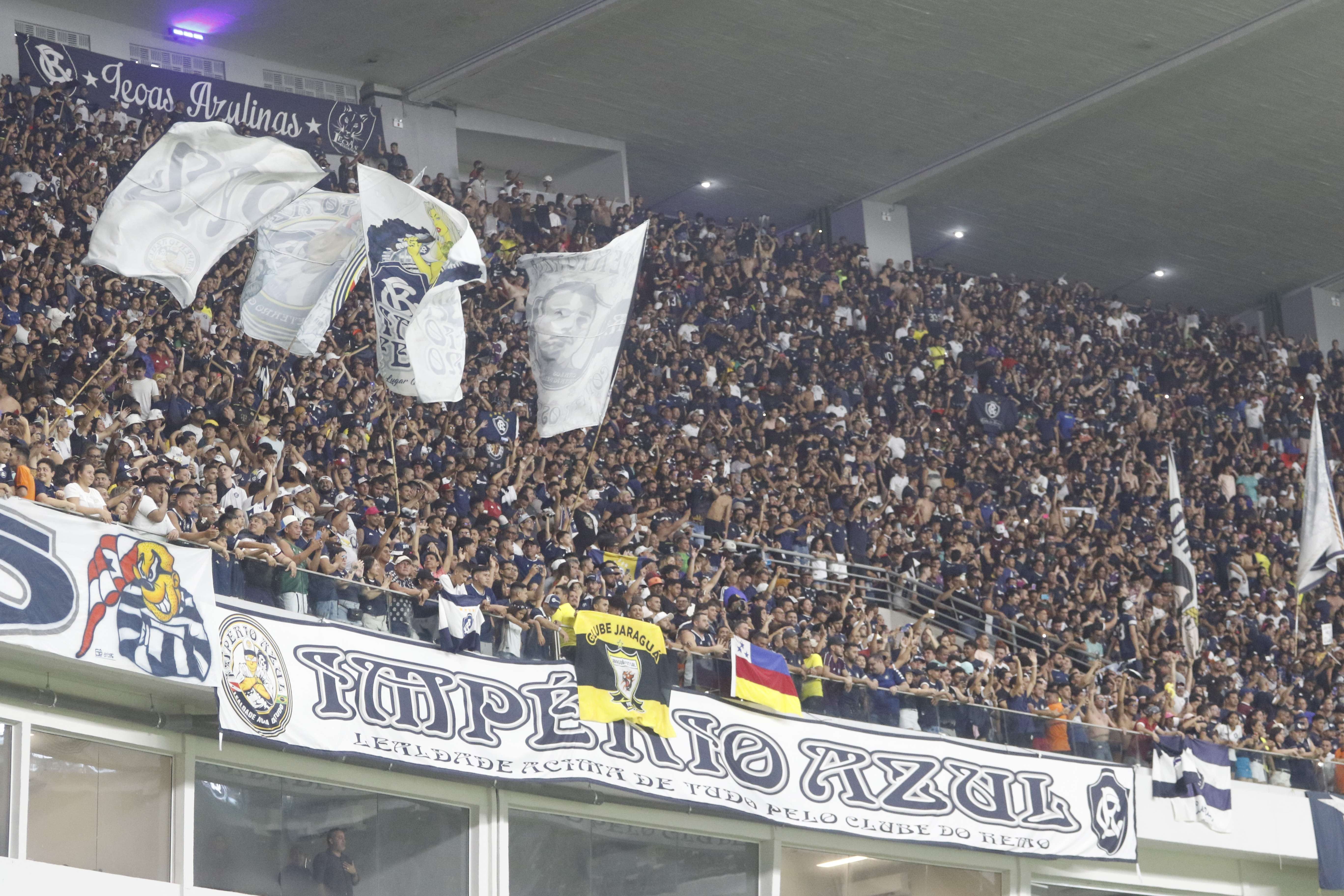 Ex-Corinthians, brasileiro da Premier League diz que torcida do Remo é que mais surpreendeu: "Não parava de cantar um minuto"