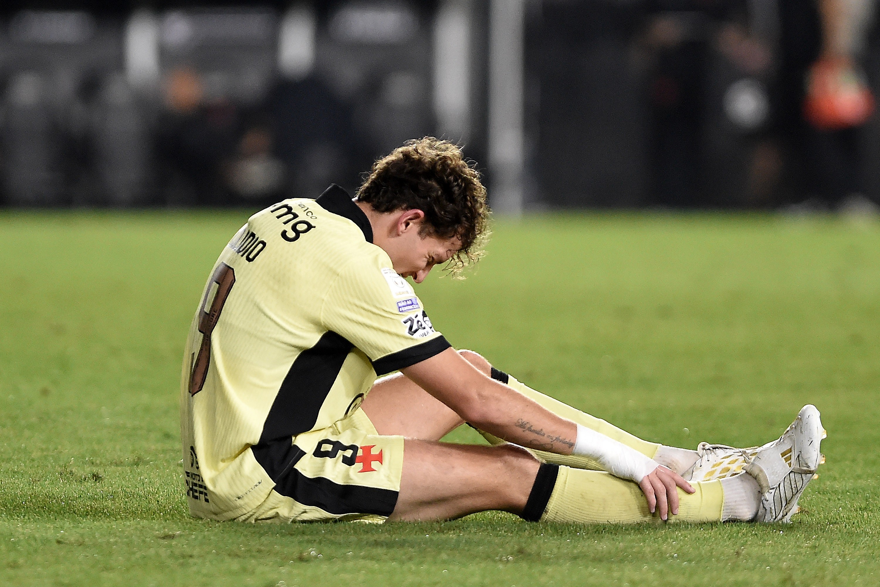 Colidio sente dores, é substituído e preocupa o Vasco