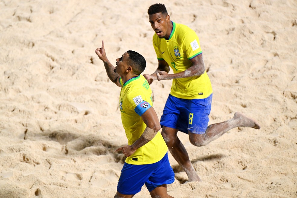 Rodrigo comemora gol do Brasil sobre El Salvador na Copa do Mundo de futebol de areia — Foto: Getty Images