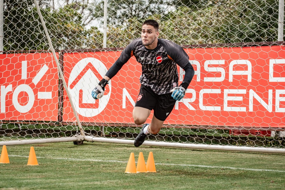 Dênis Júnior, goleiro do Vila Nova, durante treino no CT — Foto: Roberto Corrêa/VNFC